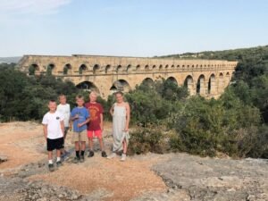 France with 5 Kids in front of Pont du Gard